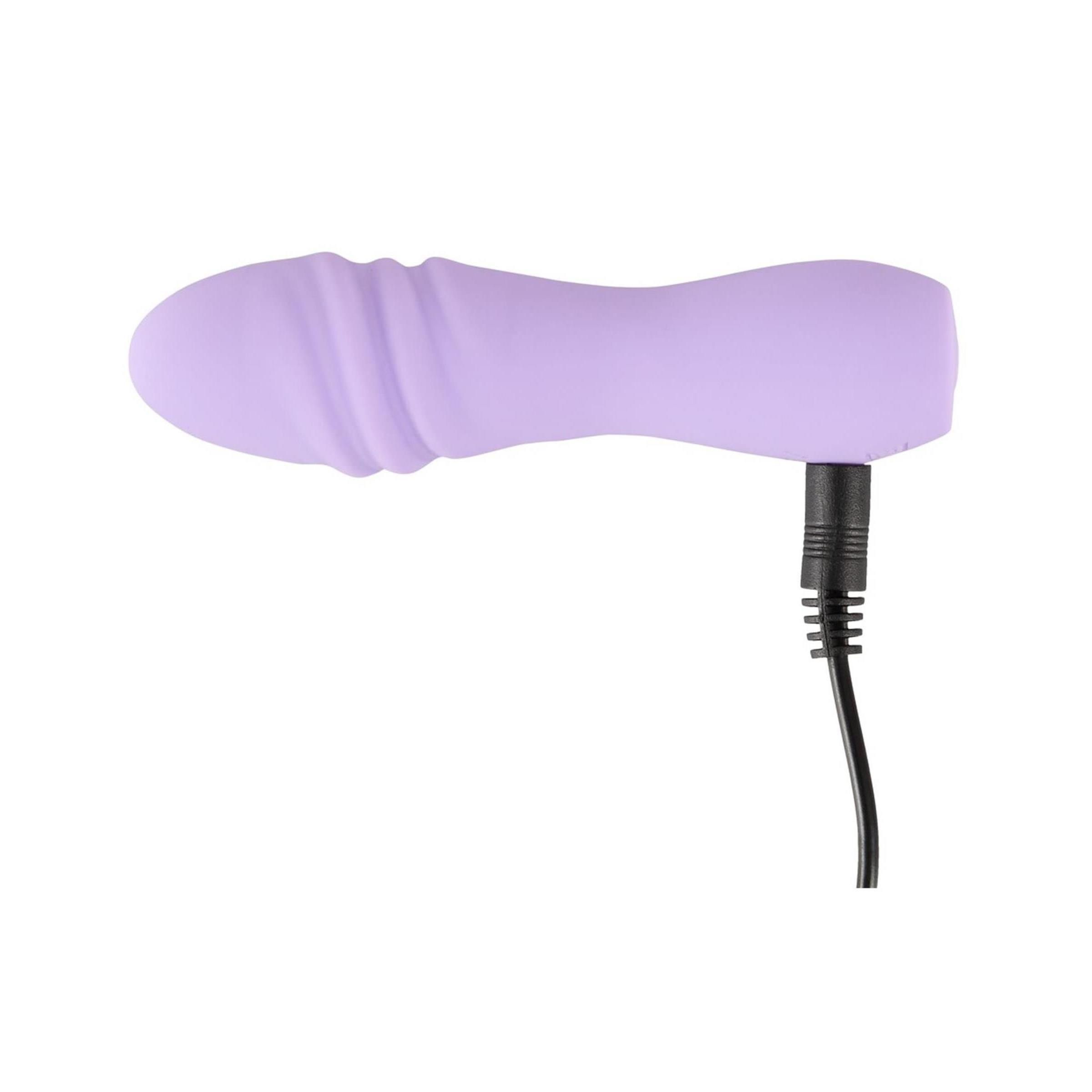Lila Vibrator mit Kabel. Längliche Form, gewellte Oberfläche. Material: Silikon.