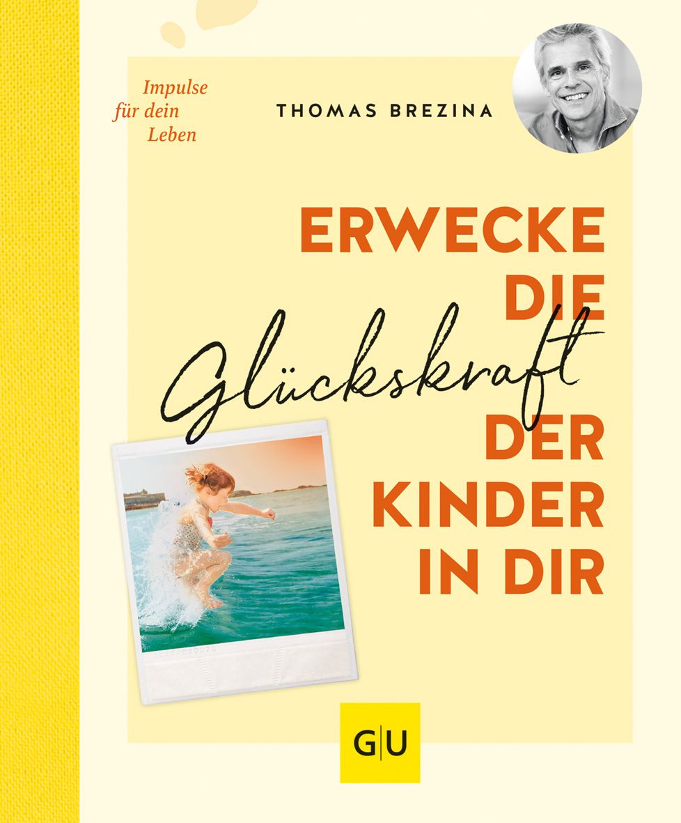 Buchcover mit Titel "Erwecke die Glückskraft der Kinder in dir". Autor Thomas Brezina. Foto eines Kindes im Wasser.