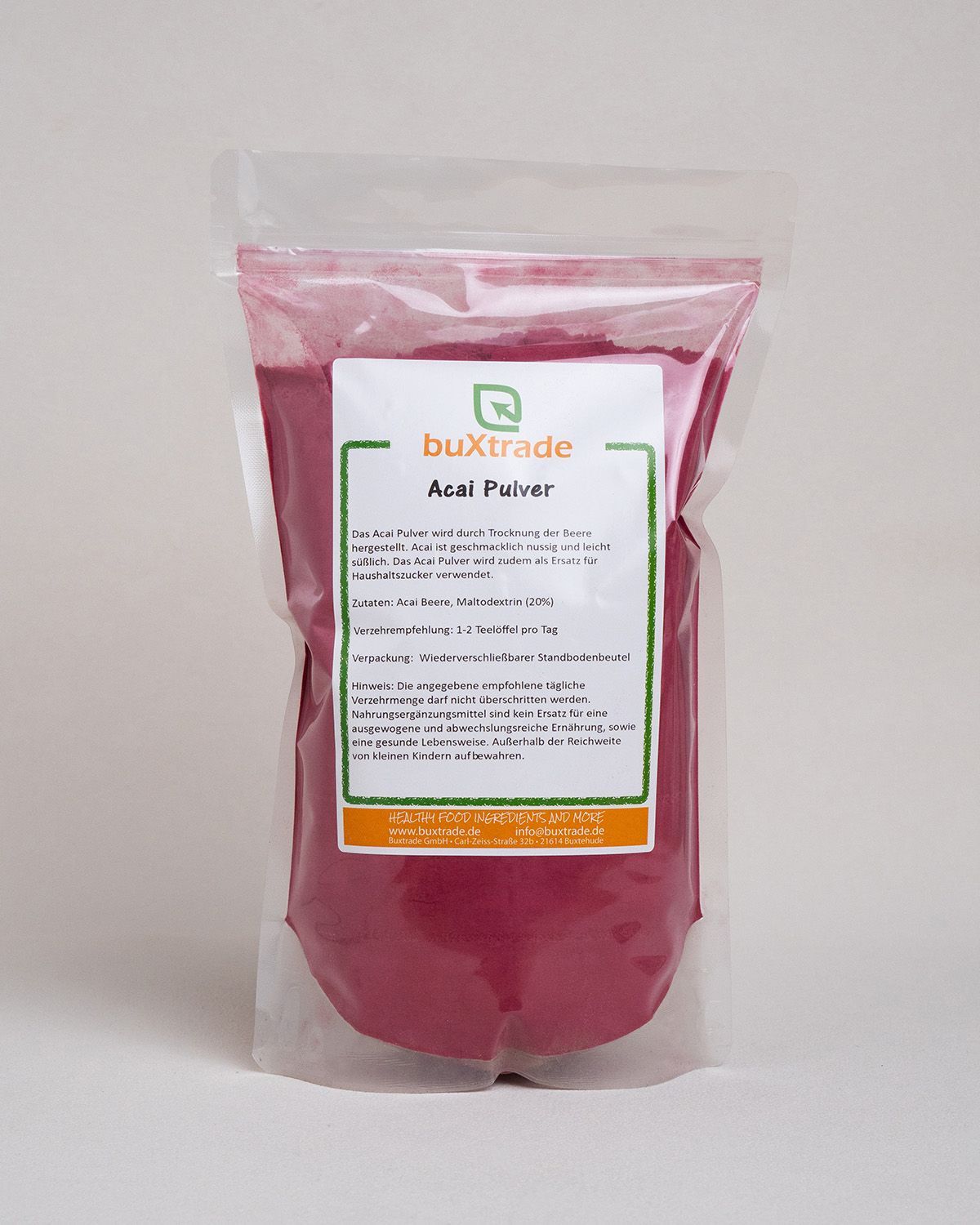 Transparente Beutel mit rotem Pulver und einem Etikett mit Produktinformationen. Auf dem Etikett steht 'buXtrade Acai Pulver'.