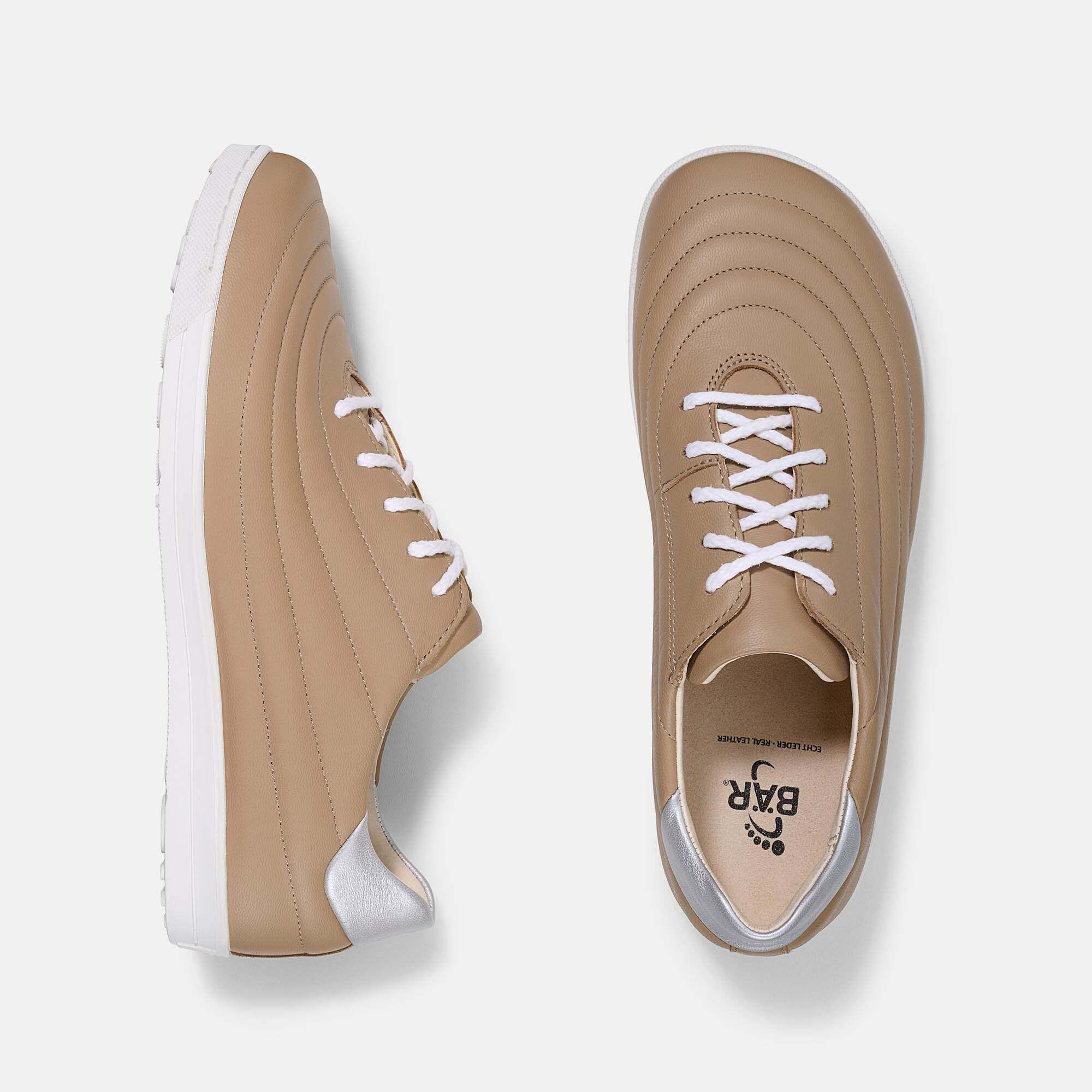 Damen-Schnürschuhe aus beige-farbenem Leder, von oben betrachtet, mit weißer Sohle.
