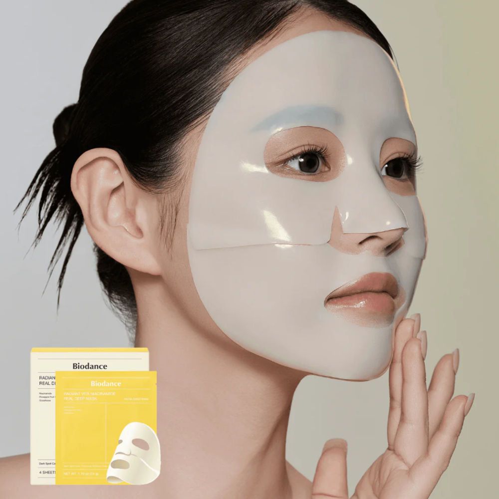 Person mit Gesichtsmaske. Maske bedeckt Gesicht. Kleine Produktverpackung daneben mit Produktnamen.