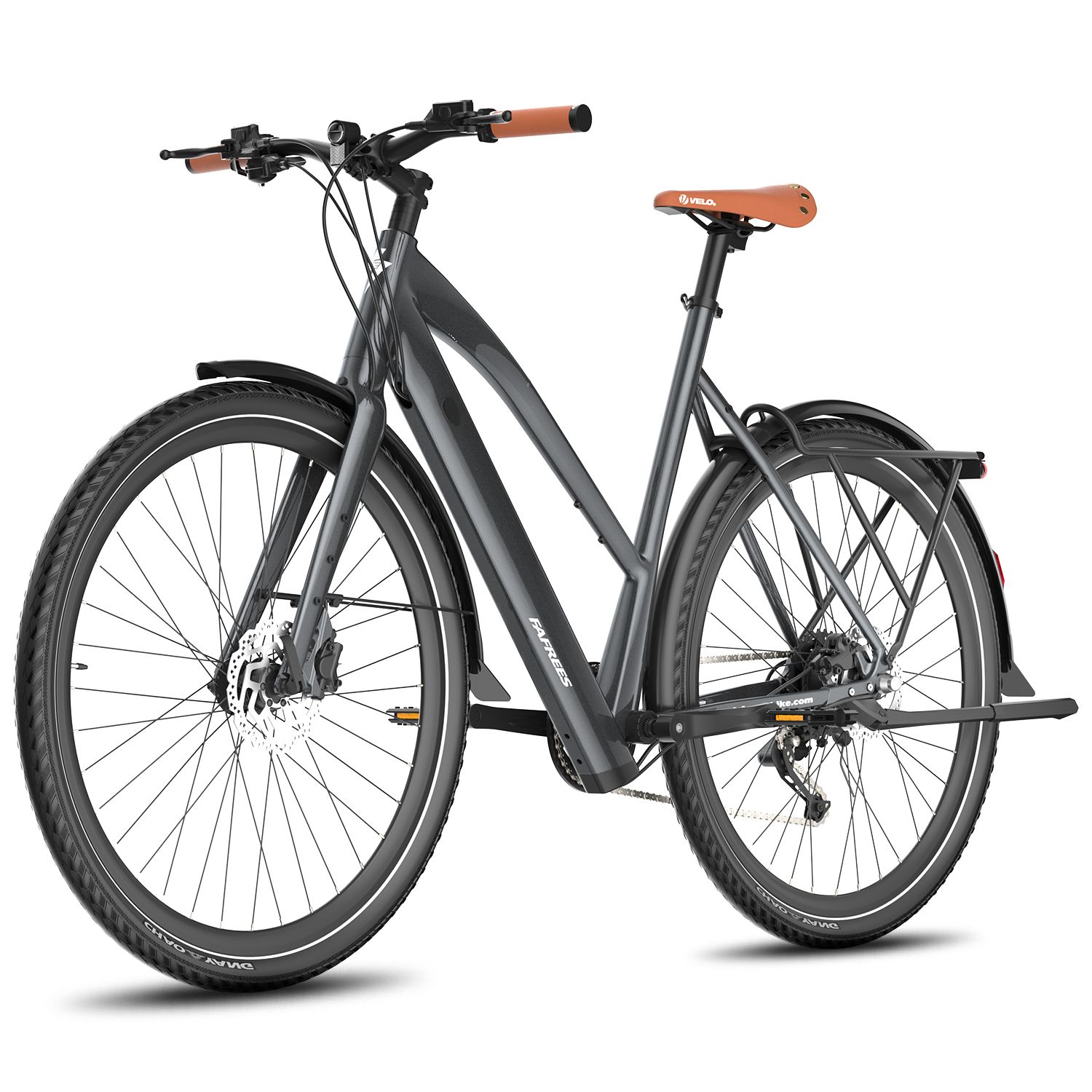 Dunkelgraues E-Bike mit braunem Sattel und Griffen. Schwarze Reifen, Schutzbleche und Gepäckträger. Rückansicht.