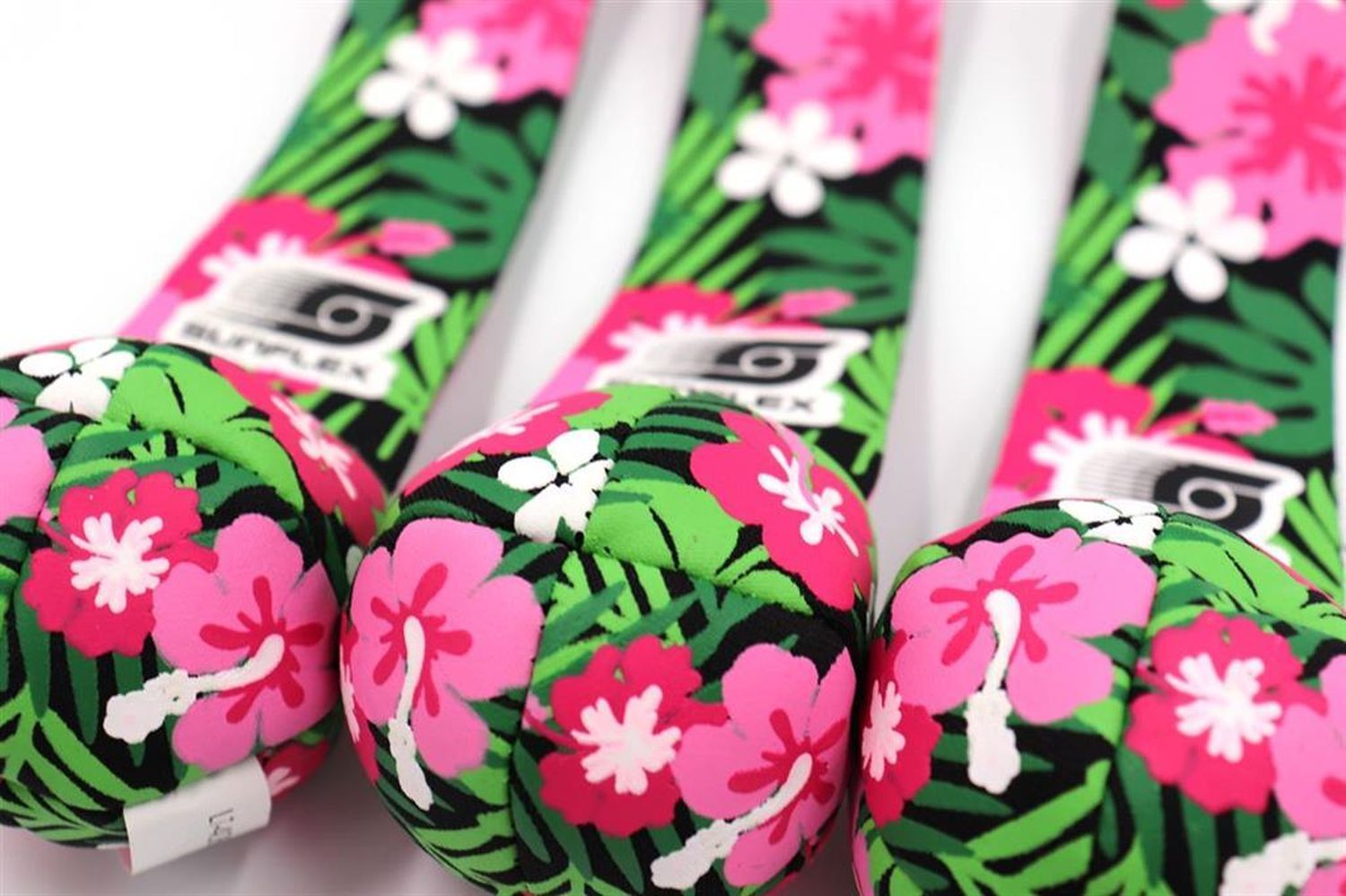 Nahaufnahme von drei Sunflex Tauchbällen Tropical Flower. Neopren, mit Blumenmuster. Marke Sunflex.