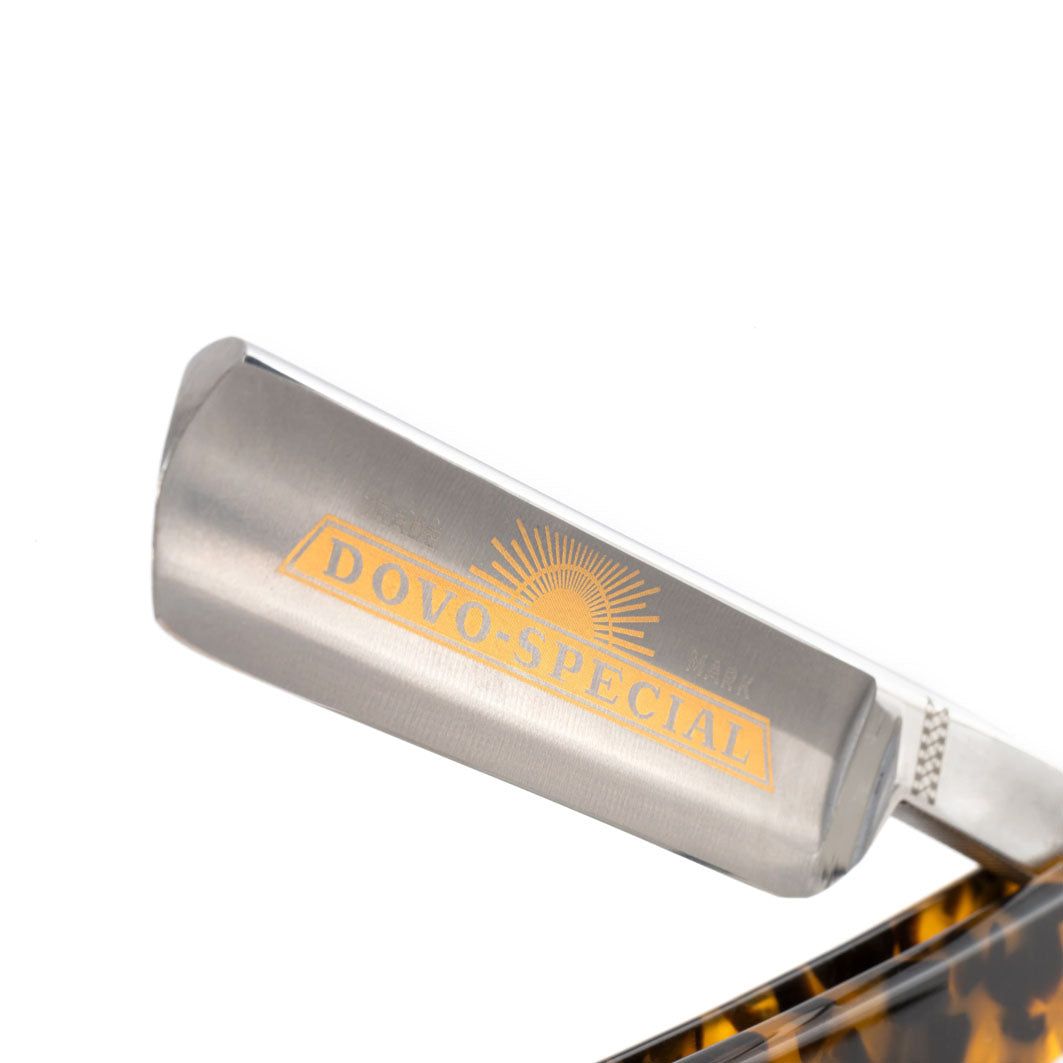 Nahaufnahme des Rasiererkopfes. Klinge mit Logo und Schriftzug DOVO SPÉCIAL. Griff in Schildpatt-Optik.