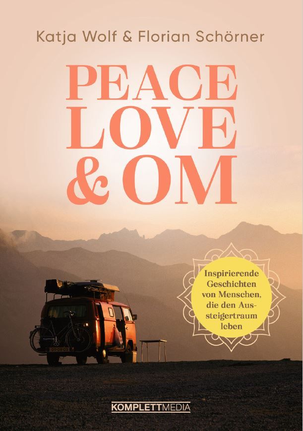 Buchcover mit Titel PEACE LOVE & OM. Autoren: Katja Wolf & Florian Schörner. Im Hintergrund ein Van vor Berglandschaft. Gelbes Label mit Text.