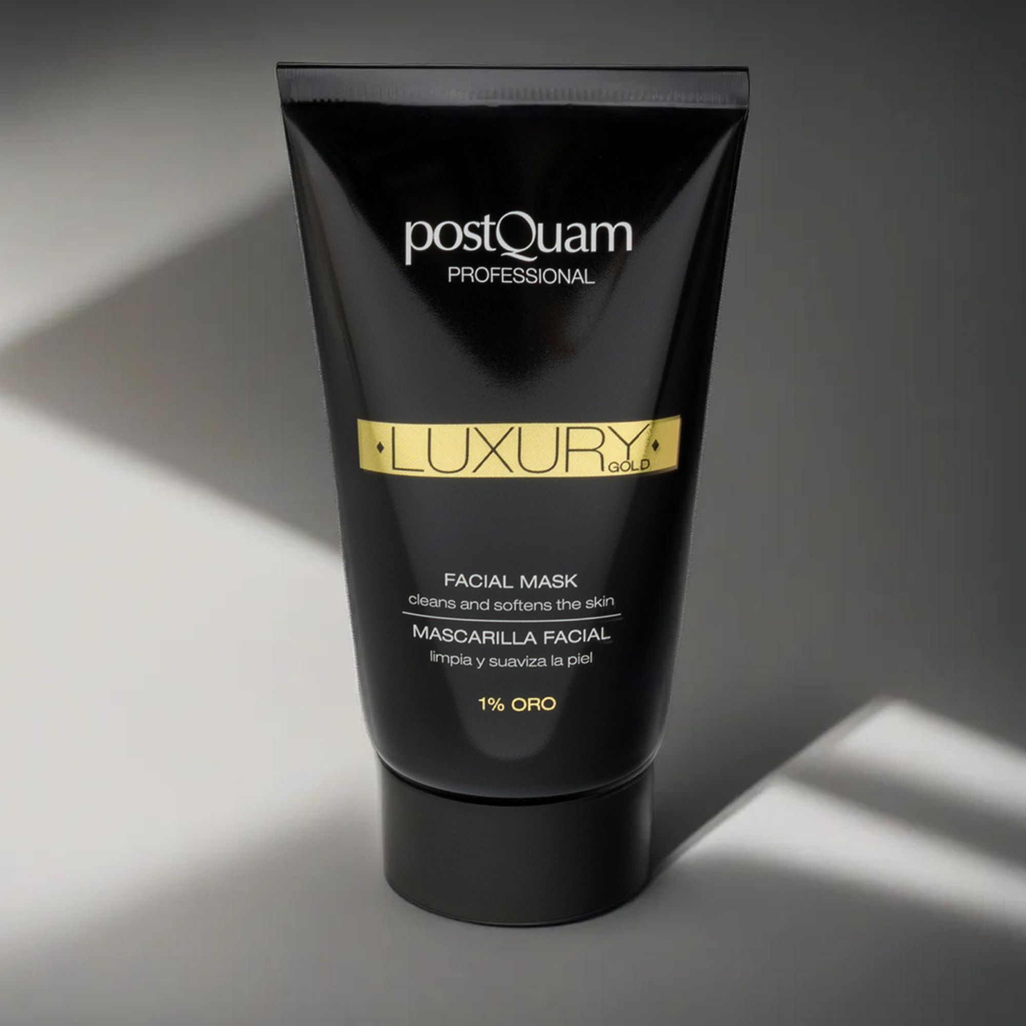 Schwarze Tube mit goldener Aufschrift. Text: Postquam Professional, Luxury Gold, Facial Mask, 1% Oro. Reinigt und macht die Haut weich.