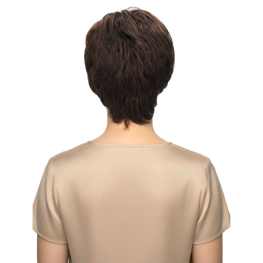 Rückansicht einer Frau mit brauner Perücke. Kurzer, gestufter Schnitt.