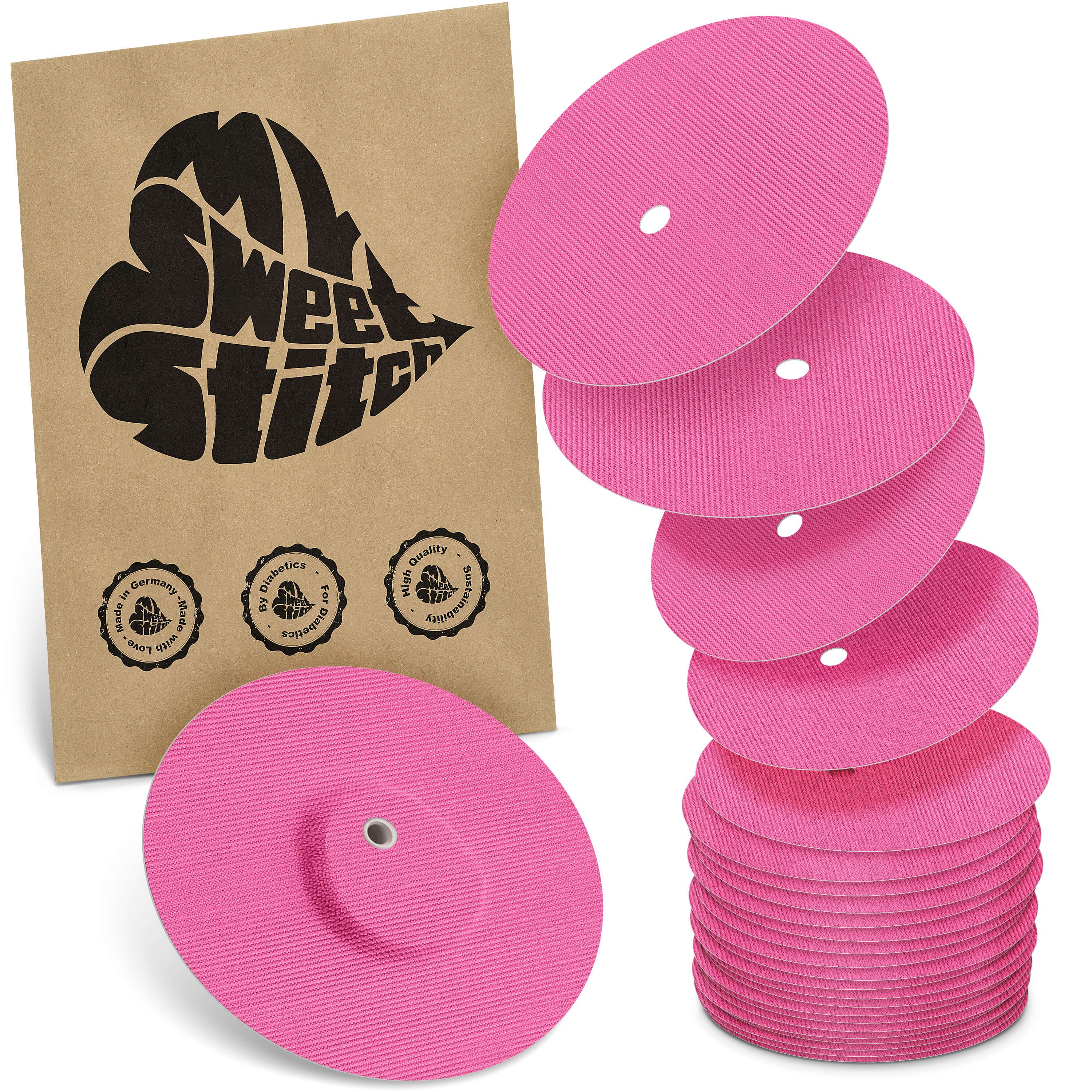 Rosa Fixierpflaster, runde Form, mit Loch. Stapel und Verpackung mit Logo 'MySweetStitch'.