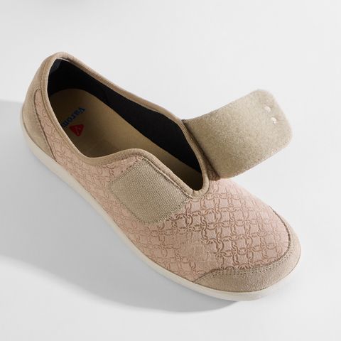 Dunkelblaue Sneaker mit Schnürung, Reißverschluss und Muster.