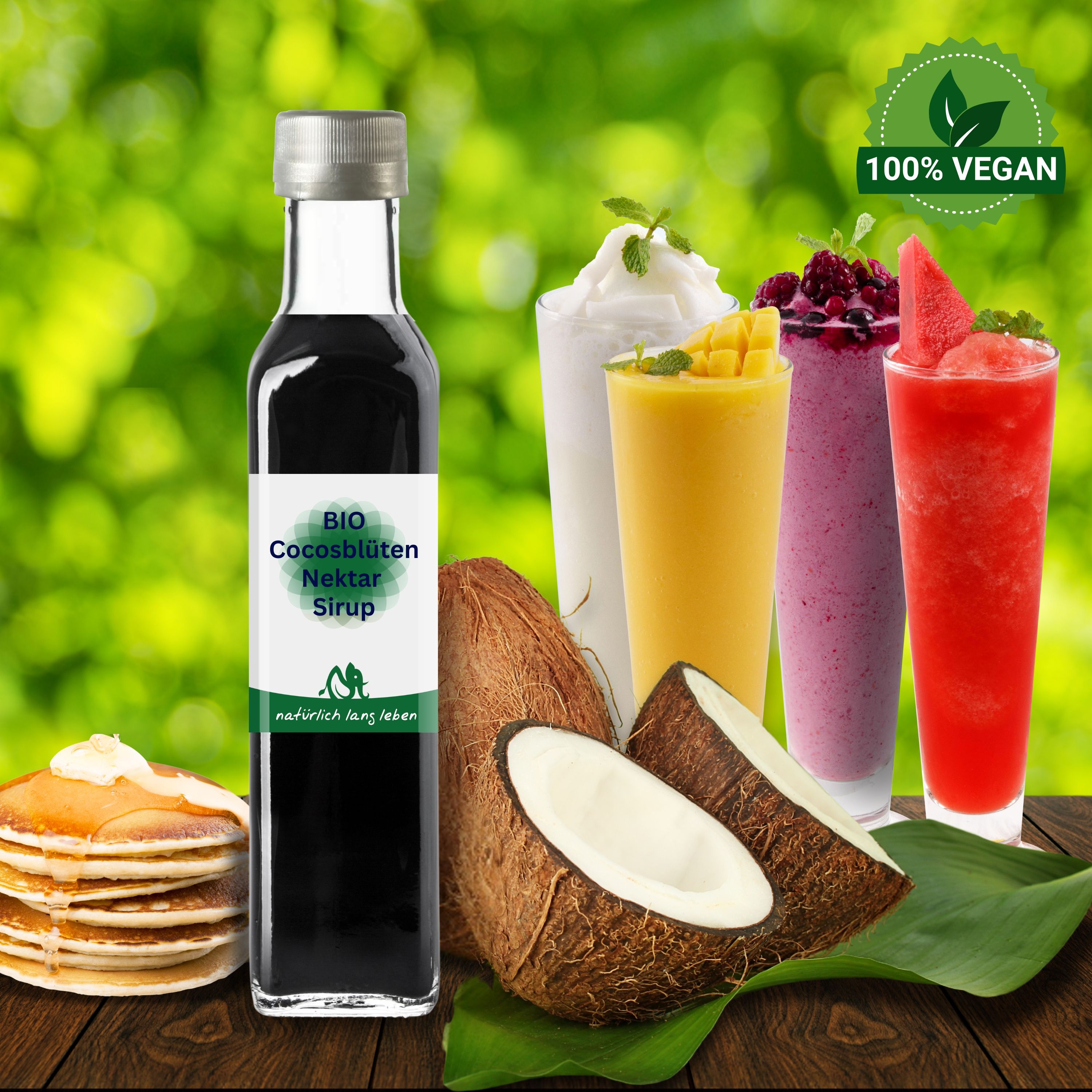 Glasflasche mit Etikett: BIO Cocosblüten Nektar Sirup. Kokosnuss, Pfannkuchen, Shakes. Grüner Hintergrund, Holzoberfläche.