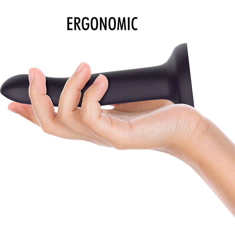 Dunkelvioletter Dildo in einer Hand. Ergonomische Form. Text: ERGONOMIC.