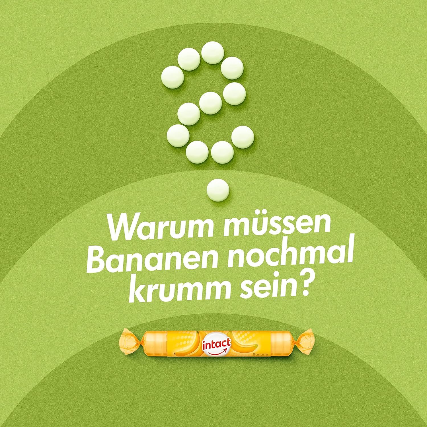 Eine gelbe Traubenzucker-Rolle und Tabletten bilden ein Fragezeichen. Aufschrift: intact. Text: Warum müssen Bananen nochmal krumm sein?