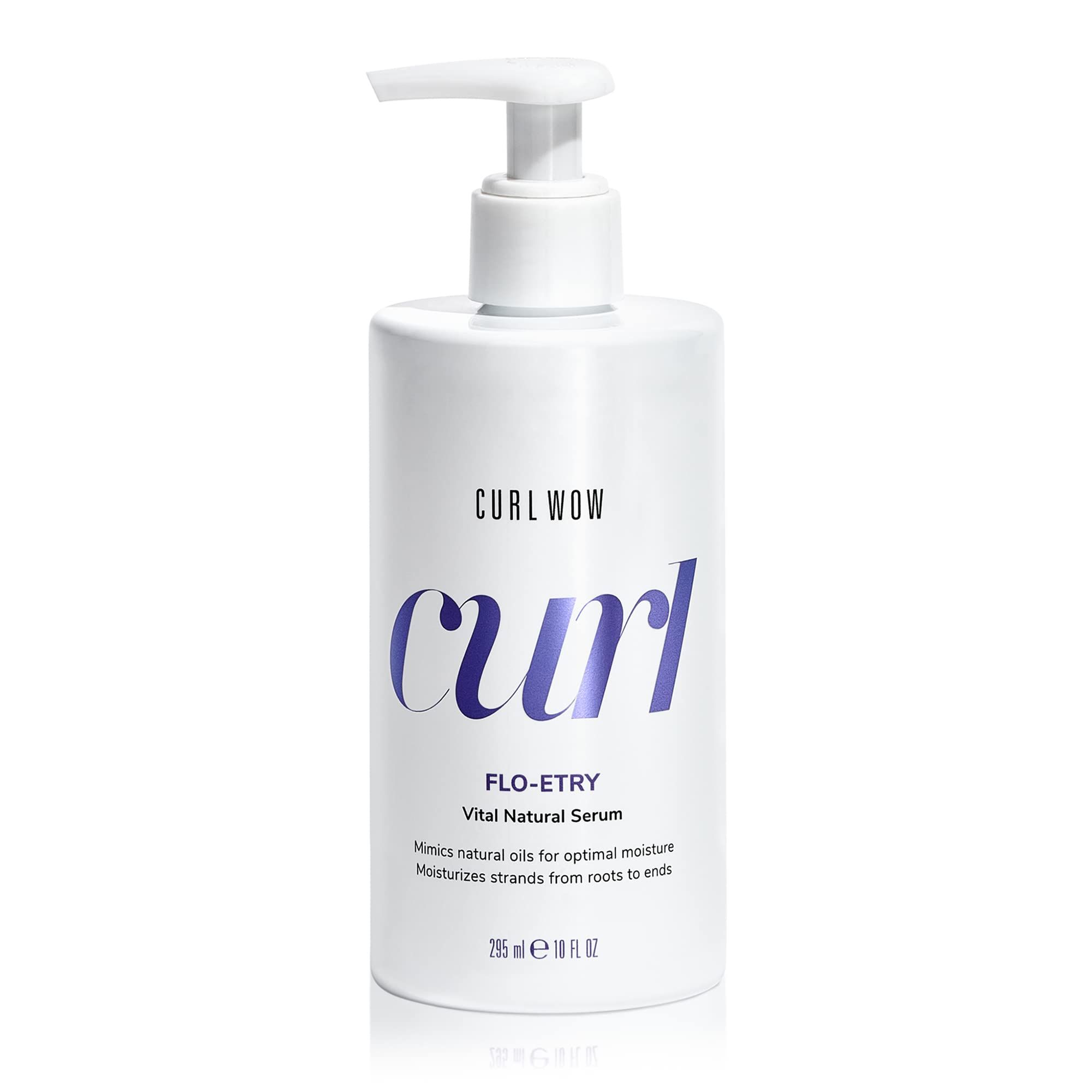 Weiße Flasche mit Pumpe. Aufschrift: CURL WOW, FLO-ETRY Vital Natural Serum. Mimik natürliche Öle für optimale Feuchtigkeit.