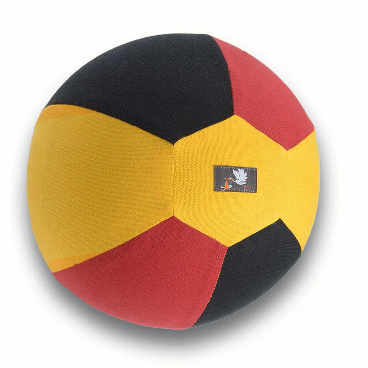 Runder, farbiger Ball mit Segmenten in Schwarz, Rot und Gelb. Kleines Etikett mit Logo. Stoffmaterial.