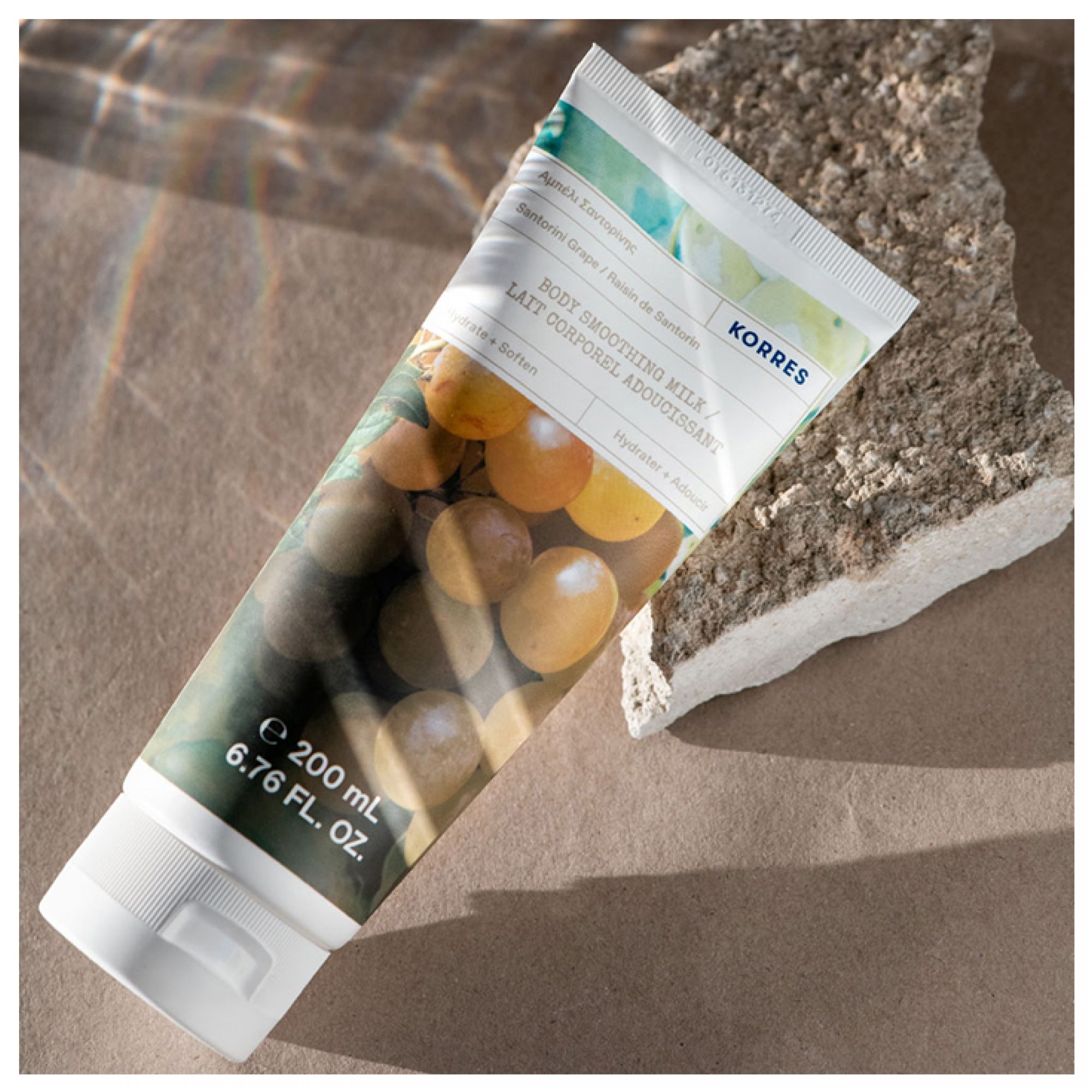 Korres Körpermilch Santorini Traube, 200ml Tube auf braunem Untergrund.