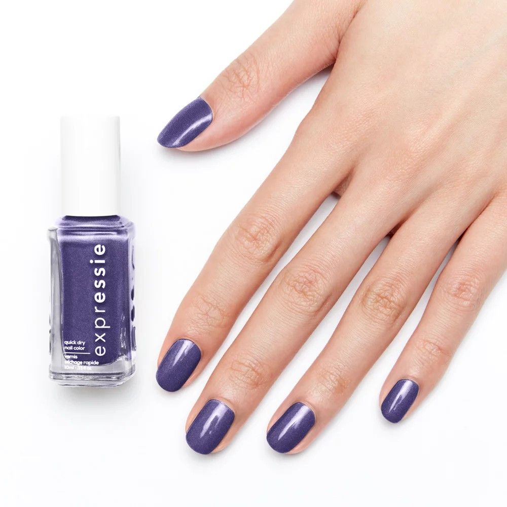 Nagellack-Flasche und lackierte Nägel. Flasche mit weißem Deckel, violettem Lack. Aufschrift: Expressie. Nägel in passender Farbe lackiert.
