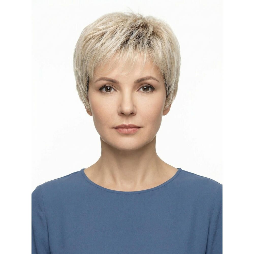 Kurzhaarperücke in Blond. Frontale Ansicht einer Frau mit blauem Oberteil. Die Perücke hat einen kurzen, gestuften Schnitt.