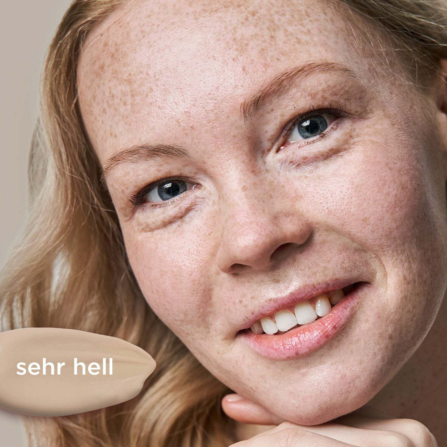 Porträt einer Frau mit Sommersprossen. Daneben ein Klecks getöntes Serum. Aufschrift: sehr hell.