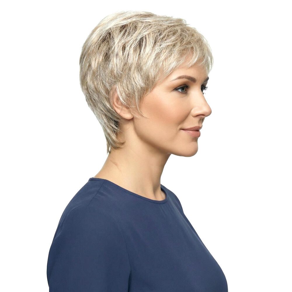 Kurzhaarperücke, blond, Seitenansicht einer Frau. Die Perücke hat einen kurzen Pony und eine natürliche Haarfarbe.