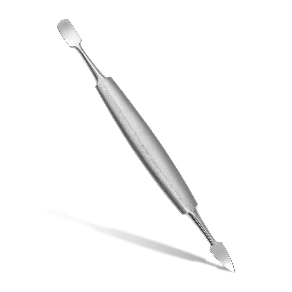 Doppelseitiger Nagelreiniger aus Metall mit flacher Spatelspitze und spitzem Ende.