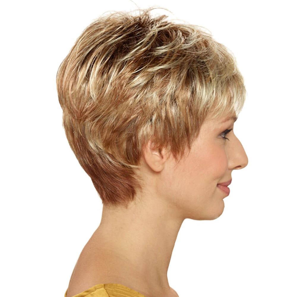Kurzhaarperücke, blond-braun meliert, mit Pony. Seitenansicht einer Frau. Gelbes Oberteil.