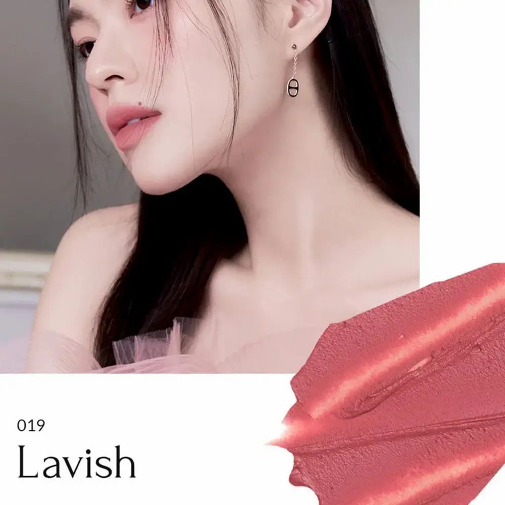 Lippenfarbe 019 Lavish. Farbton auf Lippen und als Probe. Hautpartie mit Ohrring. Text: 019 Lavish.