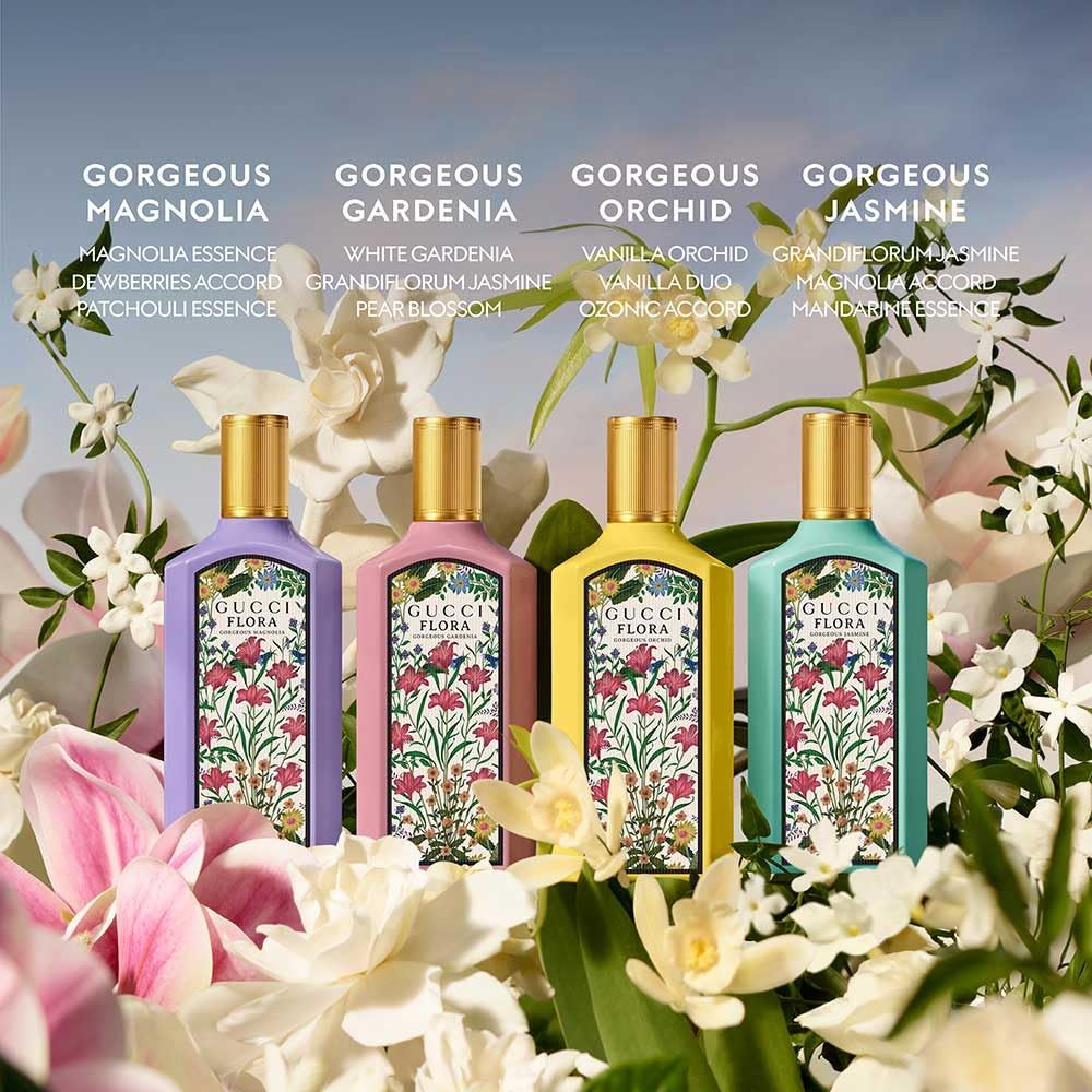 Vier Flaschen mit floralen Mustern. Aufschrift: Gucci Flora. Verschiedene Düfte.