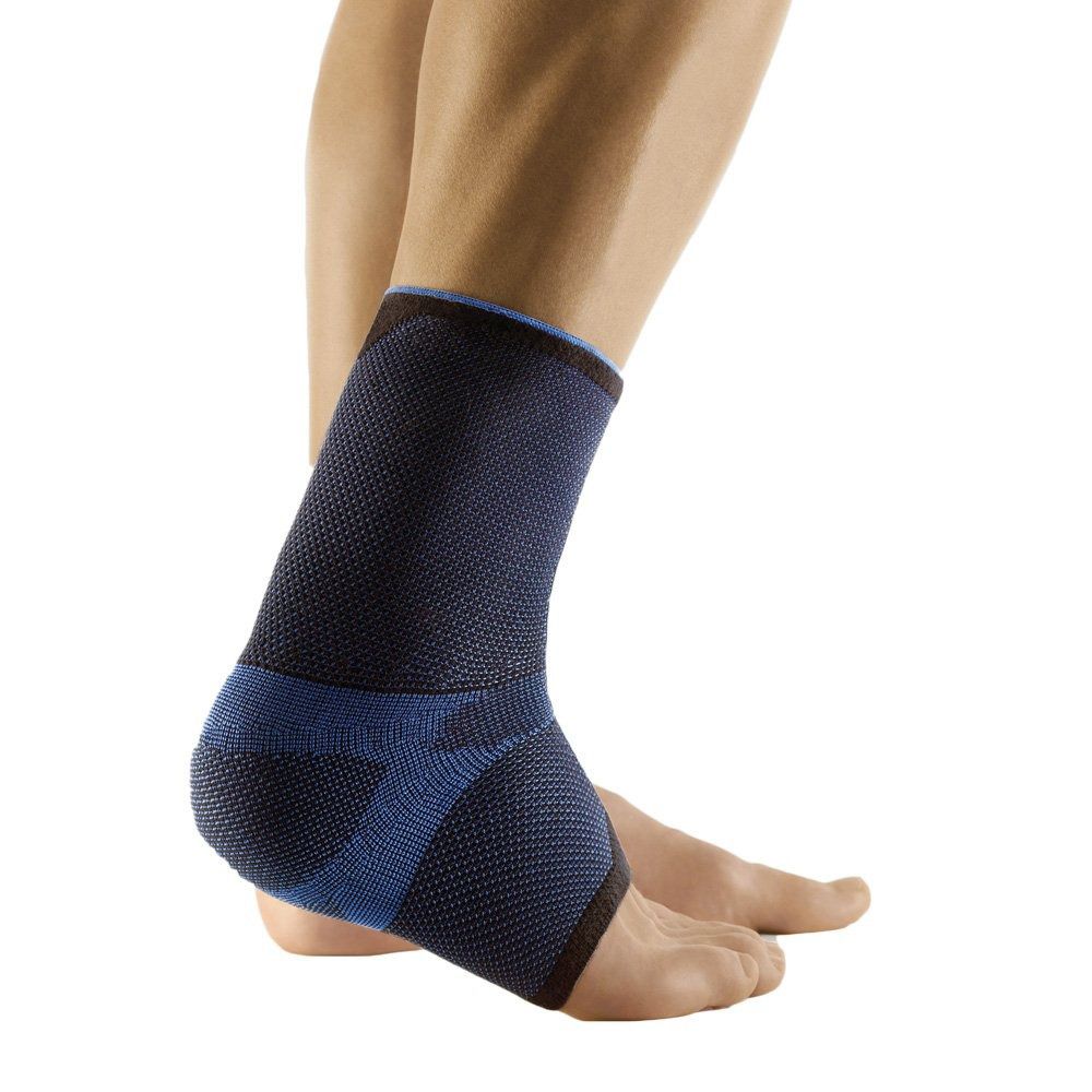 Blaue und schwarze Achillessehnenbandage aus atmungsaktivem Material, anatomisch geformt.