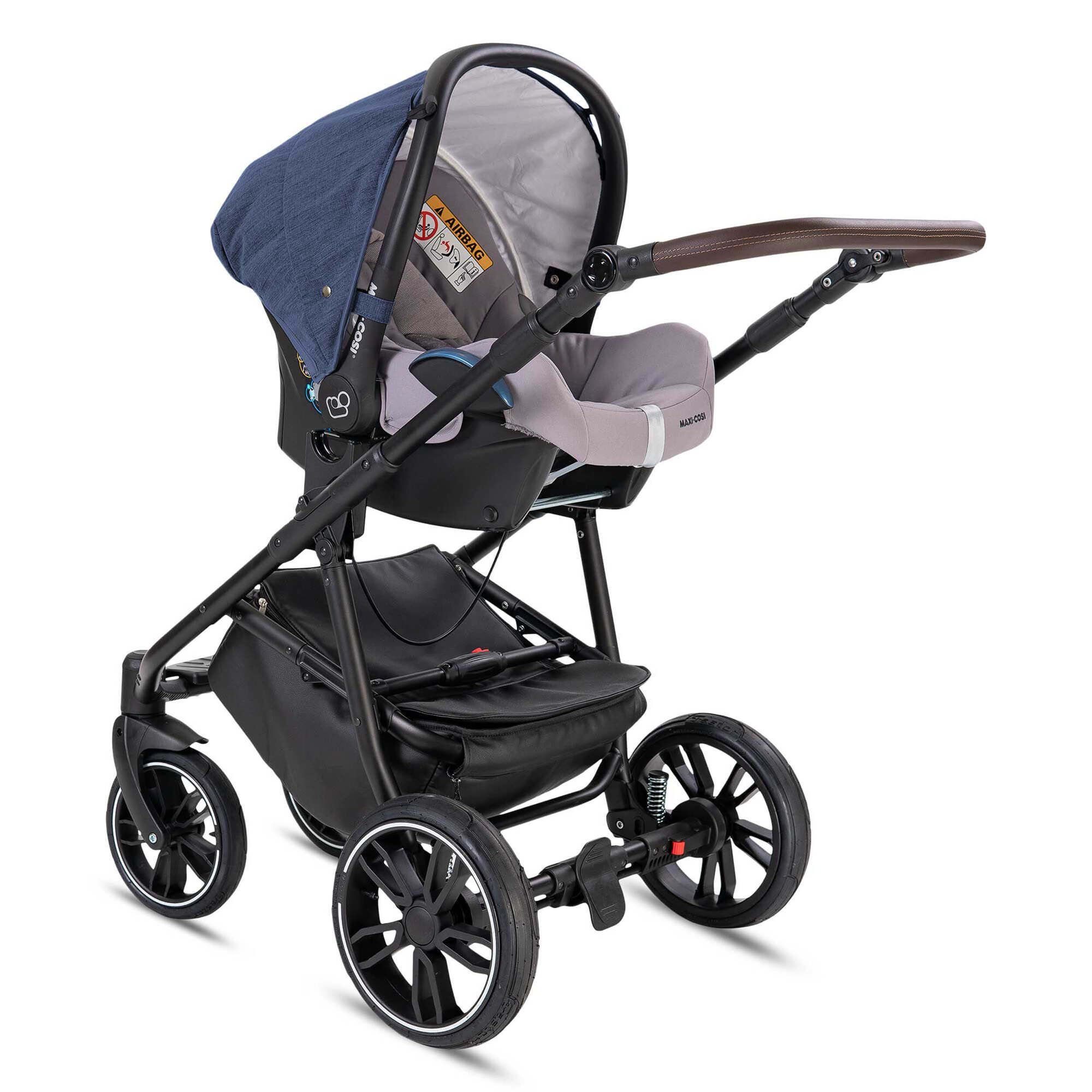 Blauer Kombikinderwagen mit Luftreifen. Babyschale auf Gestell. Schwarzes Gestell, brauner Griff, schwarze Räder.