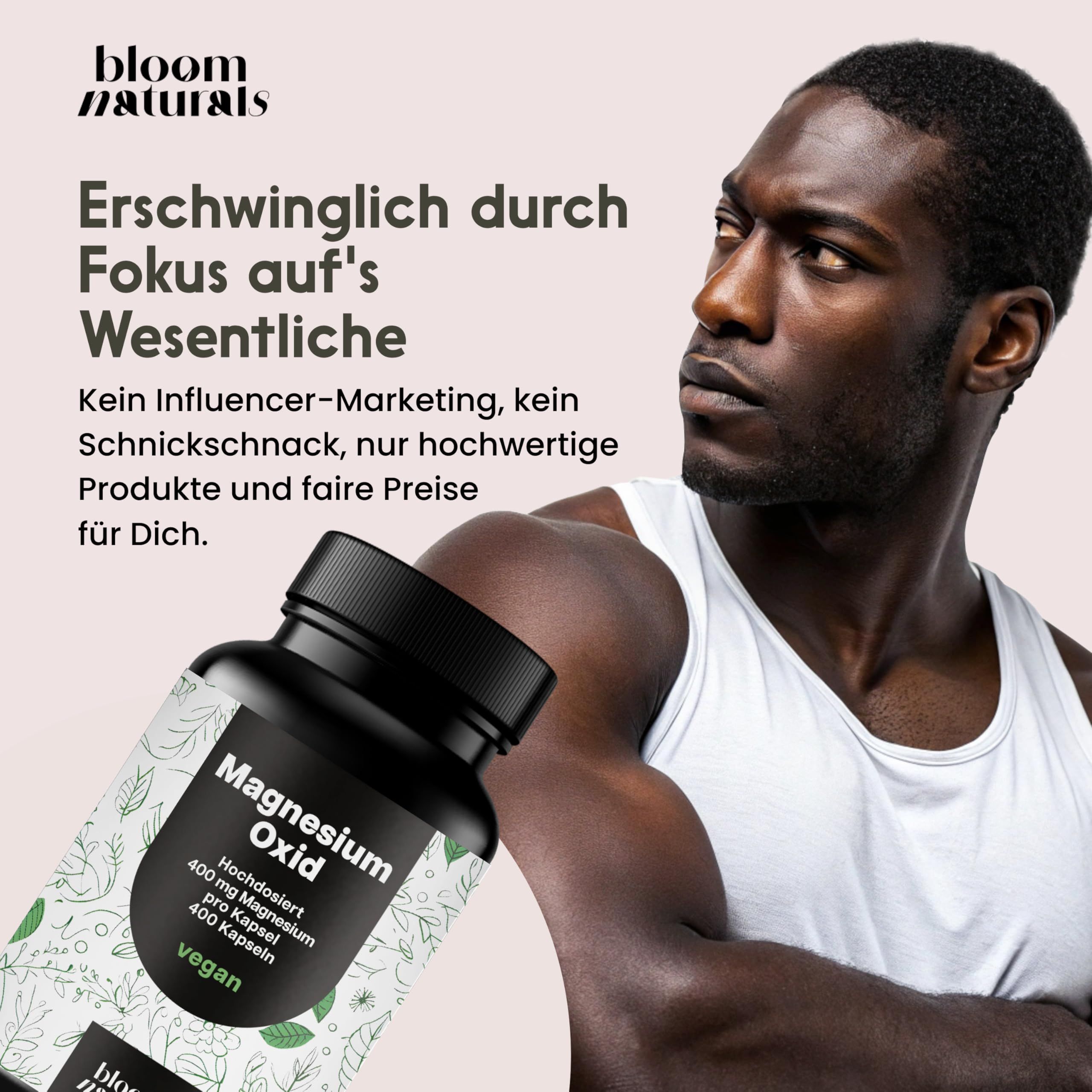 Mann mit Flasche. Text: Magnesium Oxid, 400 mg Magnesium pro Kapsel, 400 Kapseln, vegan. Text: Erschwinglich durch Fokus auf's Wesentliche.