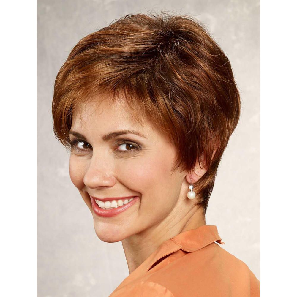 Kurzhaarperücke in Rotbraun. Frau mit Perücke, Blick über die Schulter. Ohrringe. Bluse.