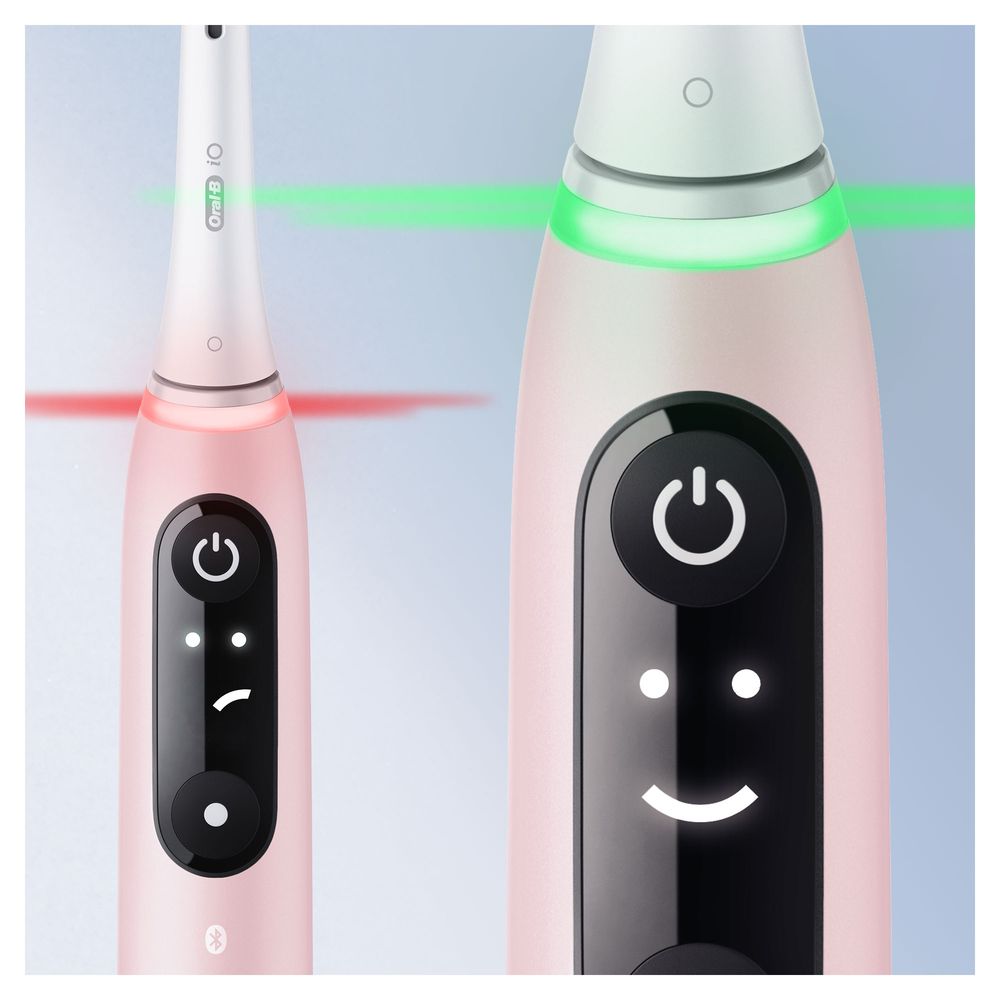 Nahaufnahme der Zahnbürste. Auf dem Display ein Smiley. Oral-B iO Series 6.