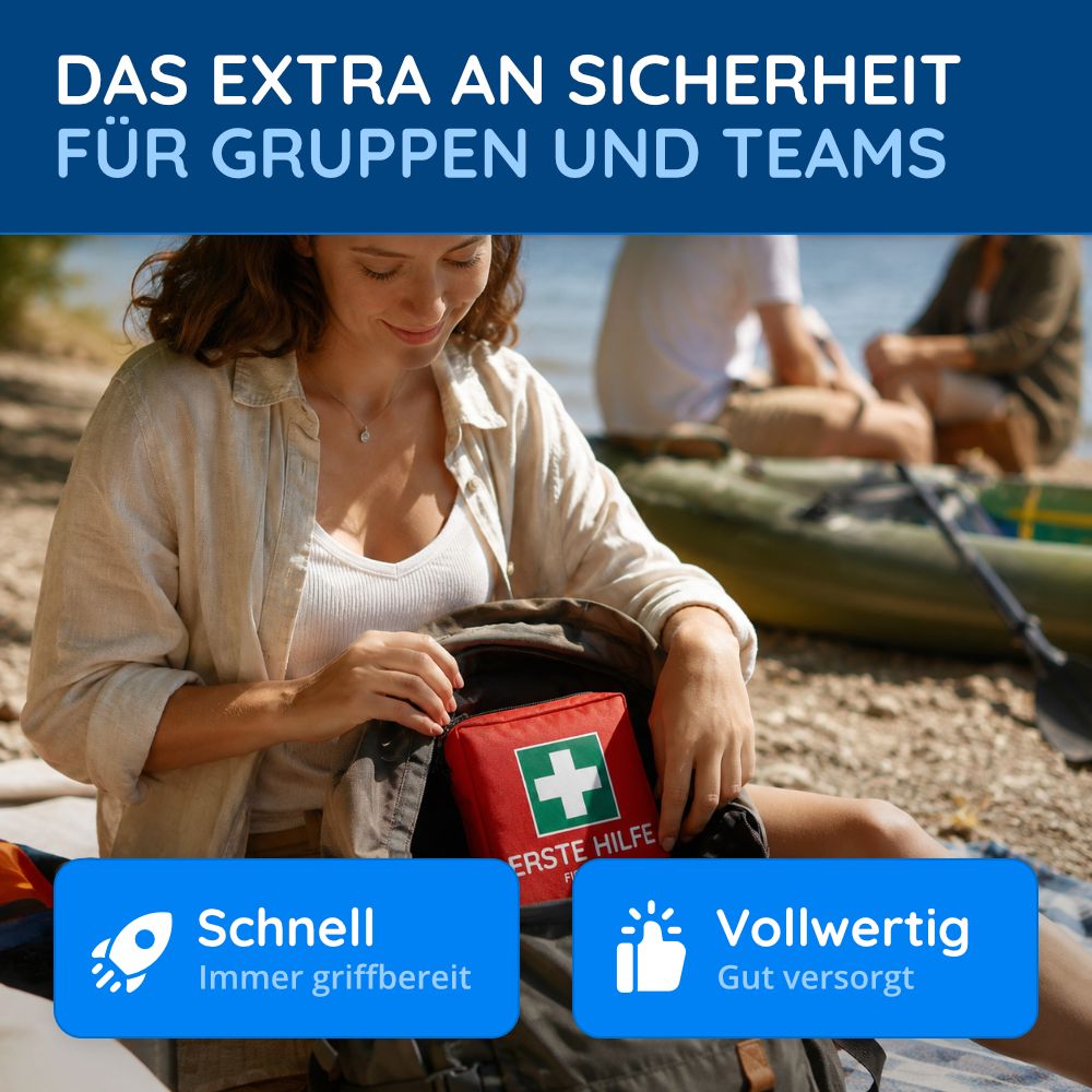 Erste-Hilfe-Tasche wird aus einem Rucksack genommen, bereit für den Einsatz am Wasser.