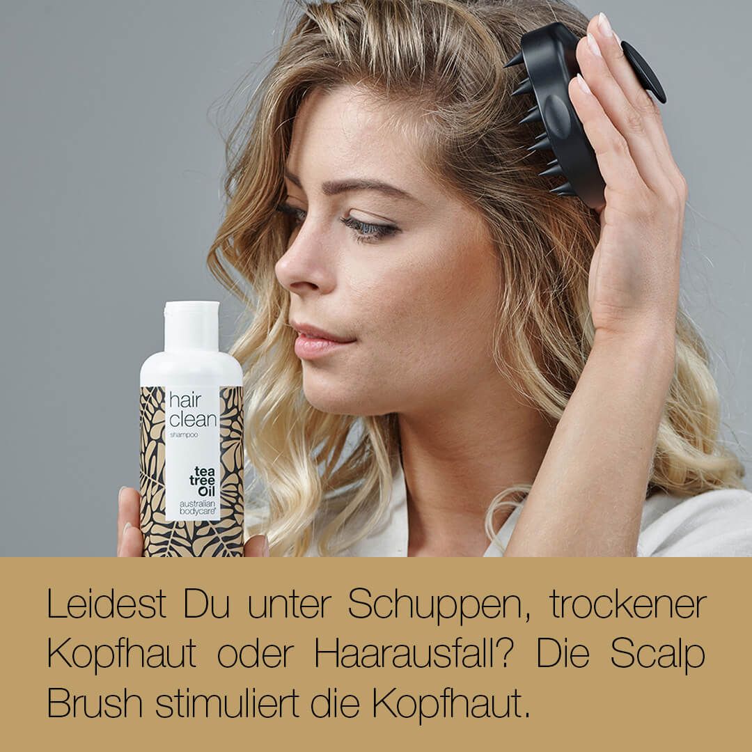 Frau mit Kopfmassagebürste und Flasche. Text: Leidest Du unter Schuppen, trockener Kopfhaut oder Haarausfall?