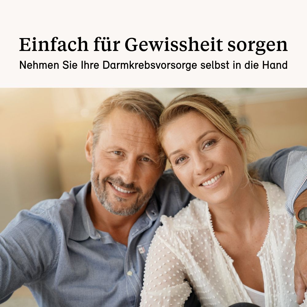 Ein lächelndes älteres Paar. Text: Nehmen Sie Ihre Darmkrebsvorsorge selbst in die Hand.