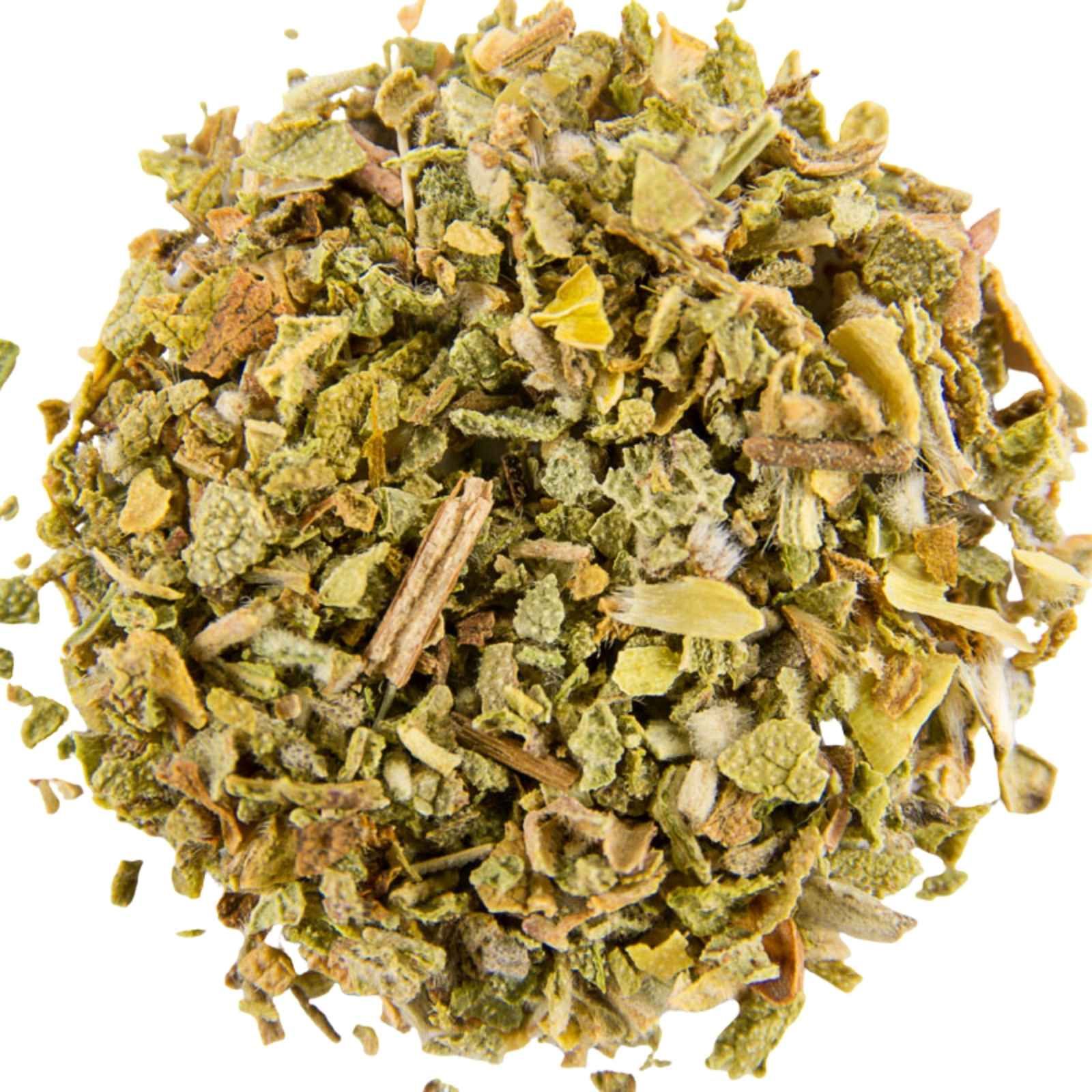 Haufen getrockneter Kräuter. Blätter und Stängel in verschiedenen Grüntönen und Brauntönen. Nahaufnahme, isoliert auf weißem Hintergrund.