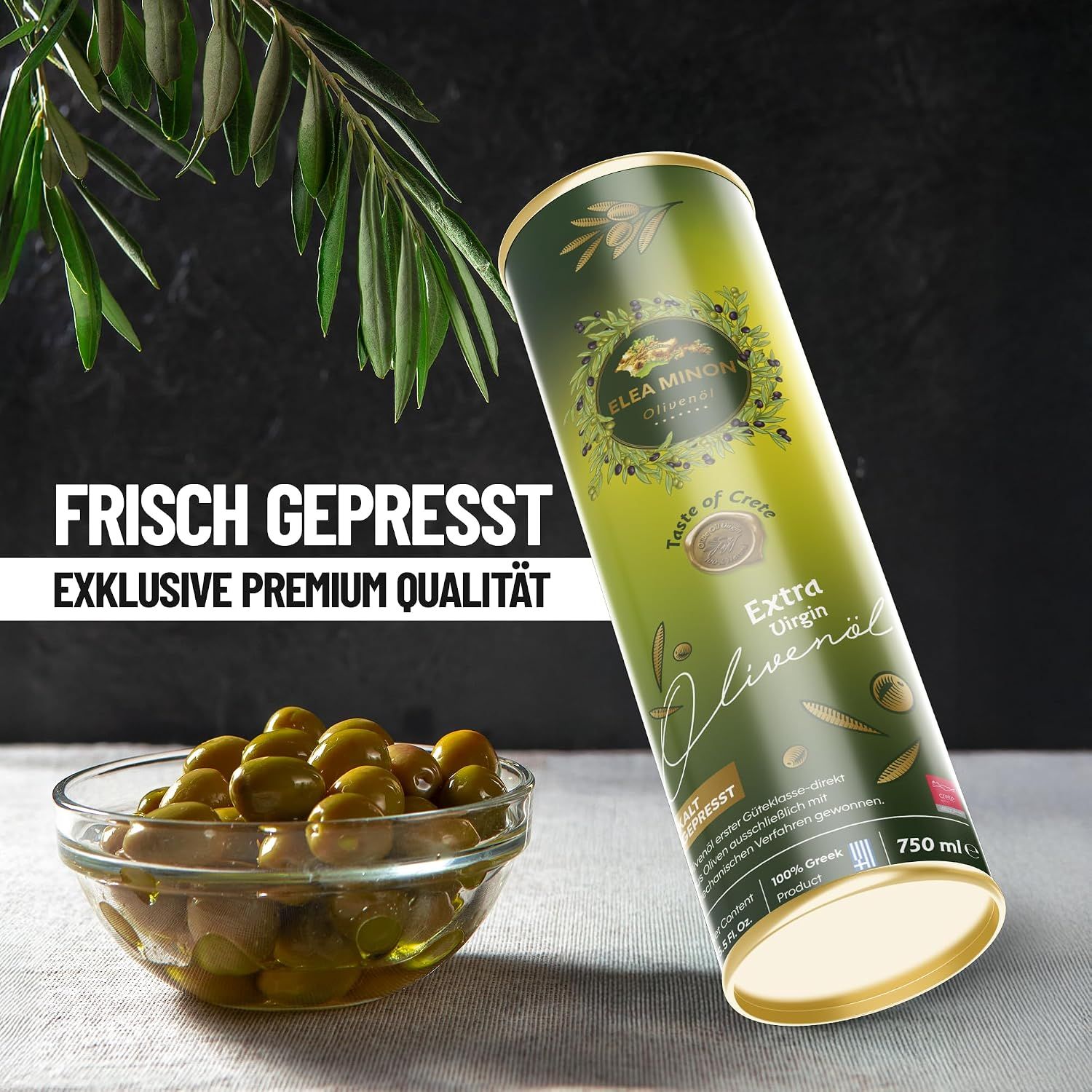 Grüner Zylinder mit Olivenöl, daneben eine Schale mit grünen Oliven.