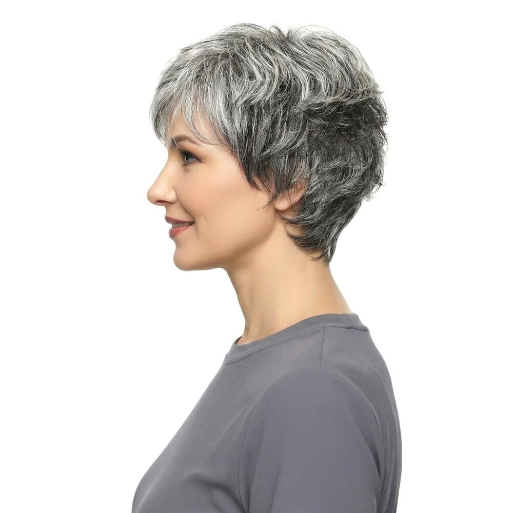 Seitenansicht einer Frau mit einer Kurzhaarperücke mit grauen und weißen Strähnen. Sie trägt ein graues Oberteil.