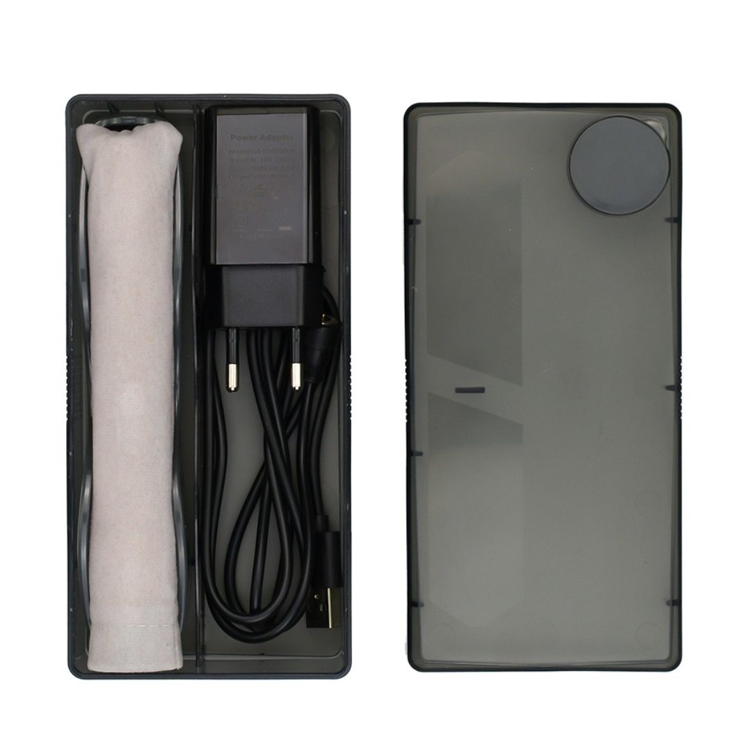Geöffnete schwarze Aufbewahrungsbox. Enthält den Hydra Glow Pen, Netzteil und Kabel. Deckel daneben.