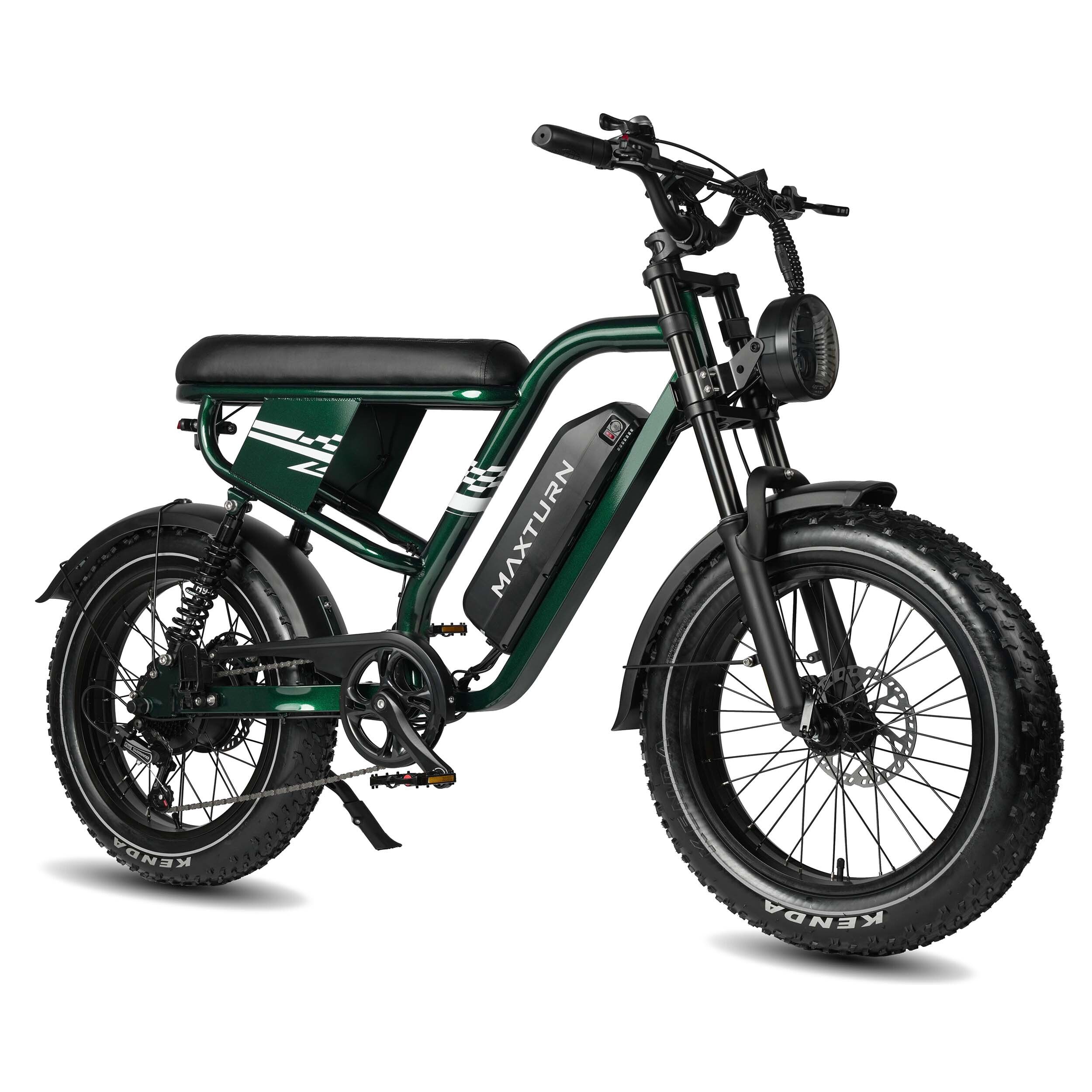 Grünes Elektro-Mountainbike mit schwarzem Sattel, Reifen und Schutzblechen. MAXTURN-Logo auf dem Akku. Seitenansicht.