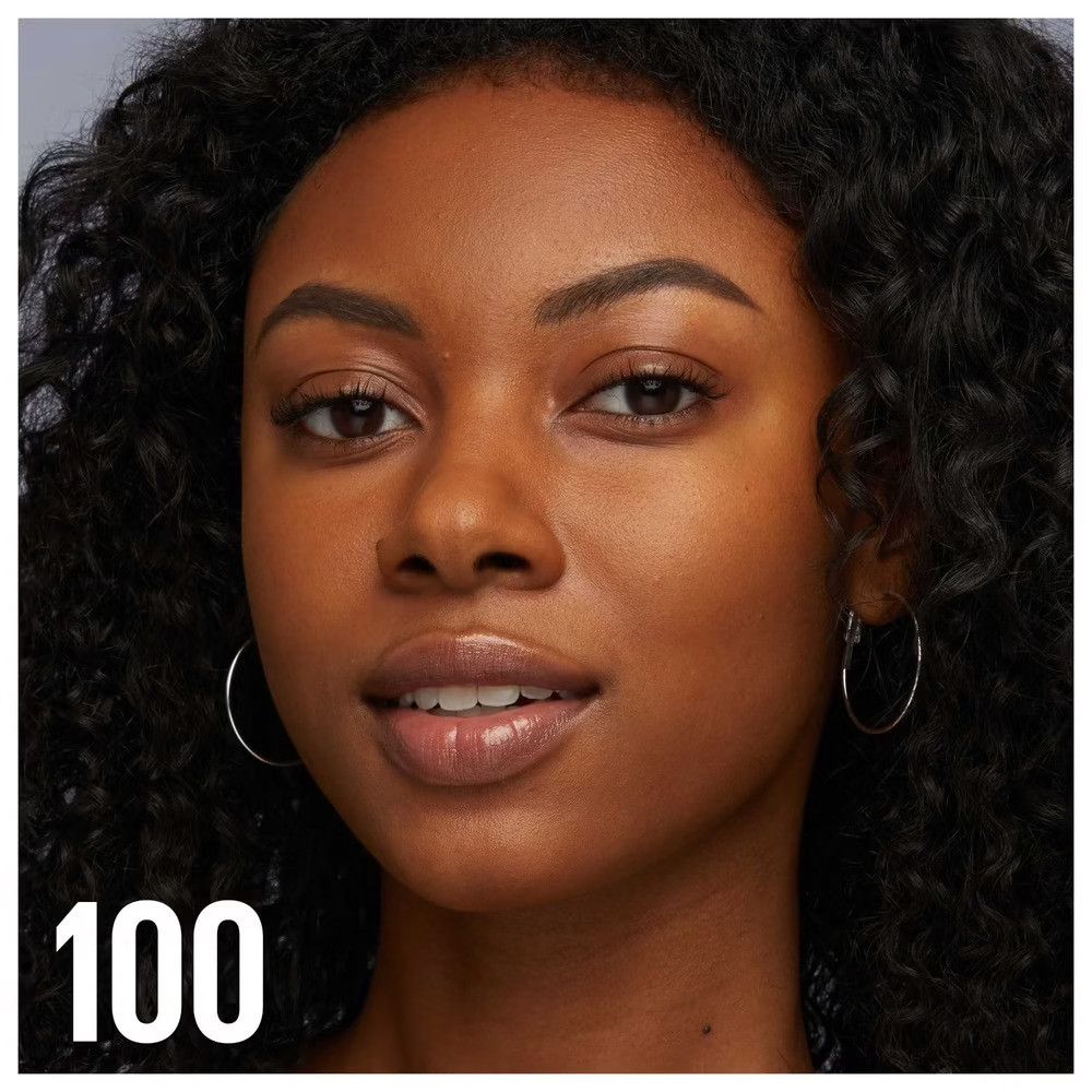 Gesicht einer Frau mit Hautpuder. Auf der Haut ist die Nummer 100 zu sehen.