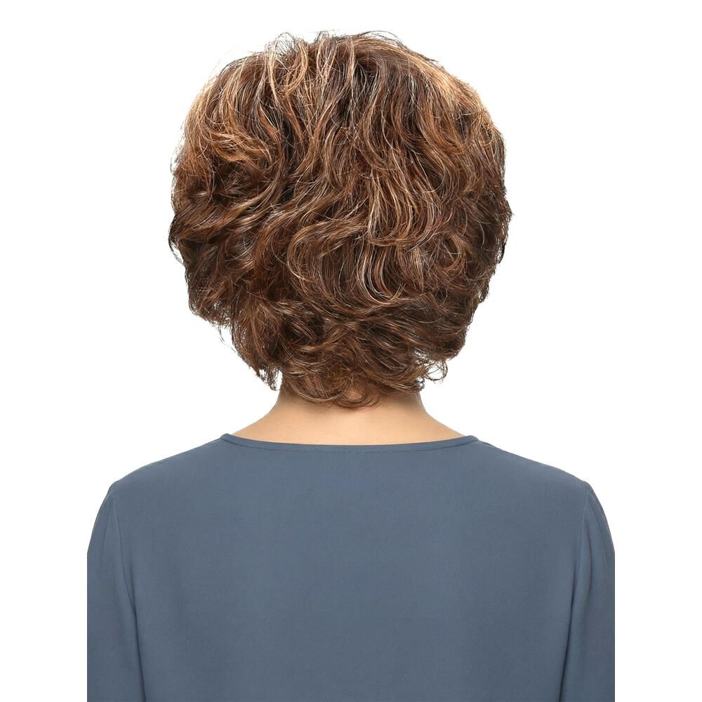 Perücke mit gewelltem, braun-blondem Haar. Rückansicht. Frau trägt blaues Oberteil.