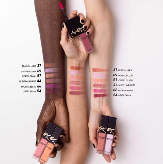 Hände mit Farbmustern von flüssigem Rouge. Produktflaschen im Hintergrund. Farbtöne von hellbraun bis dunkelrot.