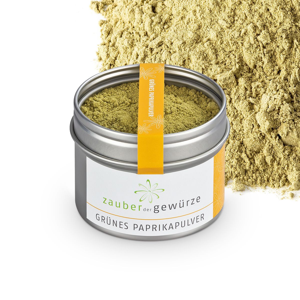 Geöffnete Dose mit grünem Paprikapulver. Etikett mit Text 'Zauber der Gewürze Grünes Paprikapulver'. Gelber Streifen mit Text. Pulver daneben.