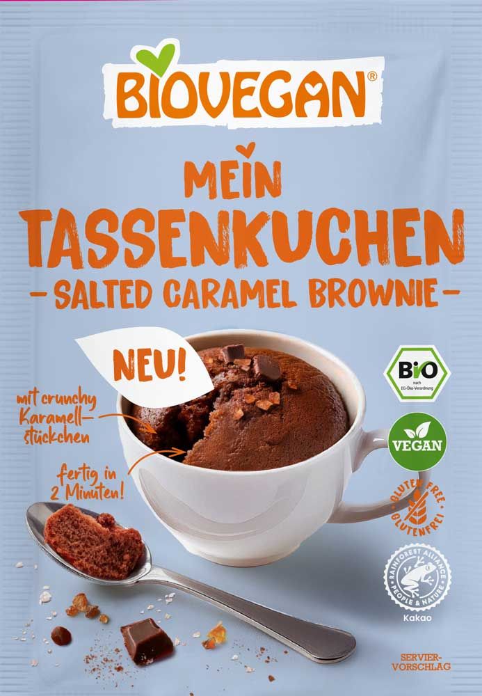 Verpackung von Biovegan Tassenkuchen Salted Caramel Brownie. Ein Kuchen in einer Tasse, mit Löffel und Schokostückchen. Vegan, glutenfrei.