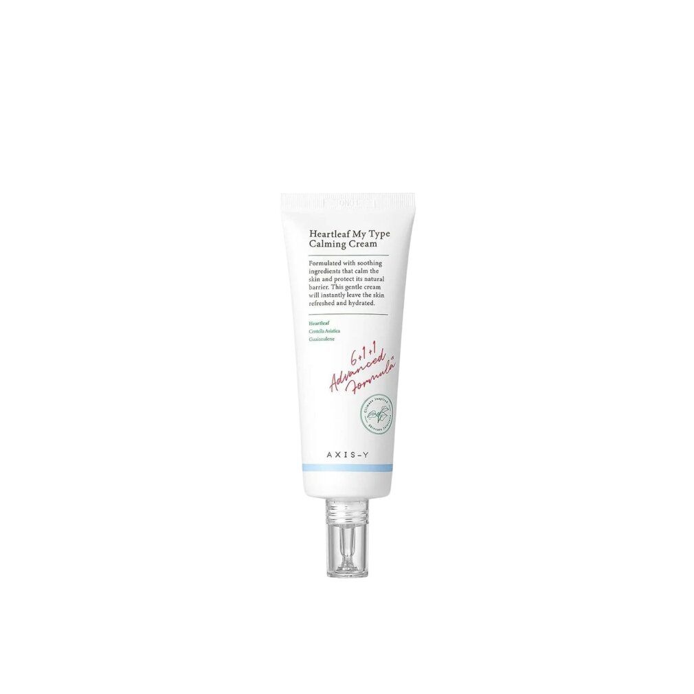 Tube mit beruhigender Creme, auf einem hellblauen, cremigen Untergrund liegend.