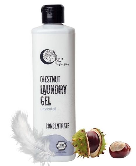 Weiße Flasche mit schwarzem Deckel. Aufschrift: Chestnut Laundry Gel, ohne Duft. Eco Garantie Siegel. Kastanie und Feder.
