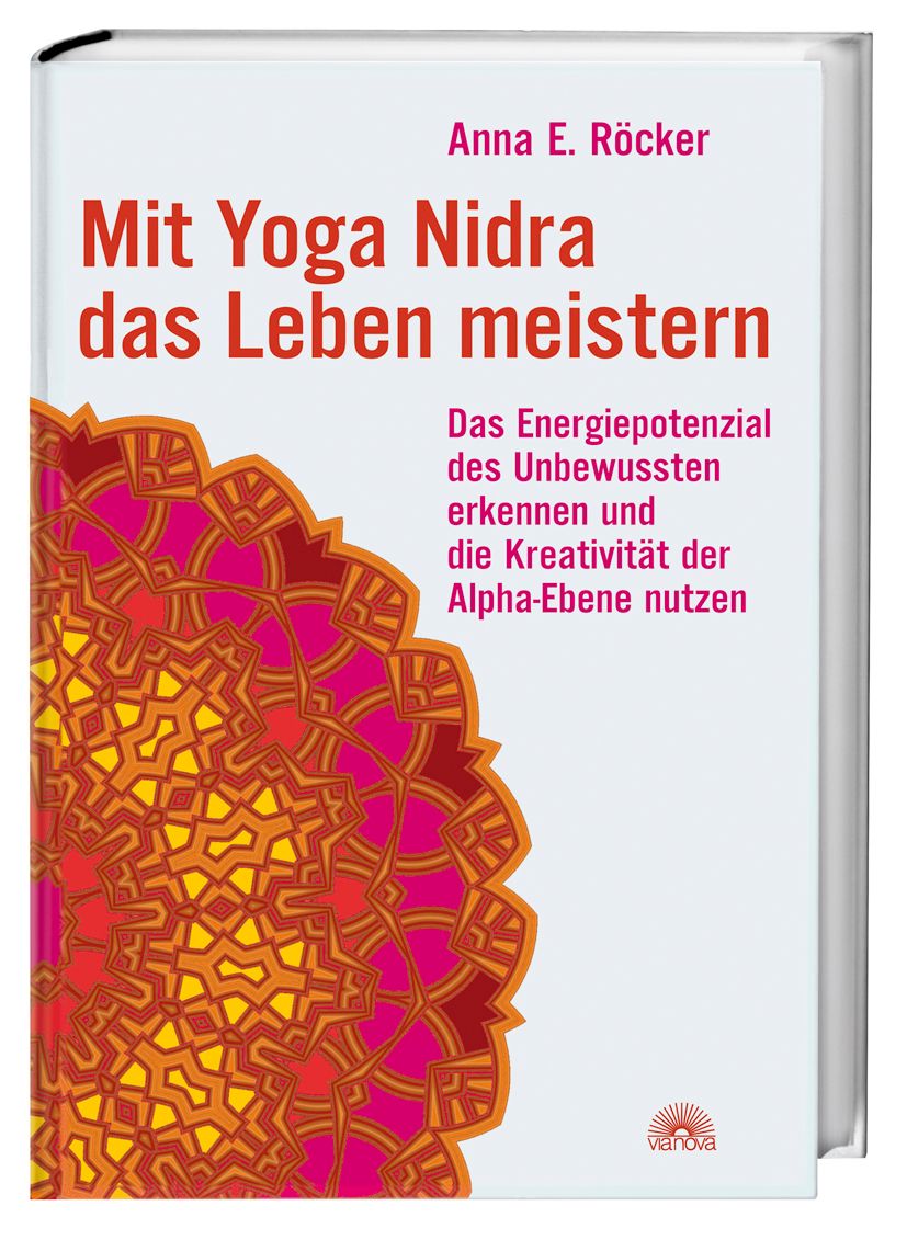 Buchcover mit Titel "Mit Yoga Nidra das Leben meistern". Autorin: Anna E. Röcker. Mandala-Design in Rot, Orange und Gelb.