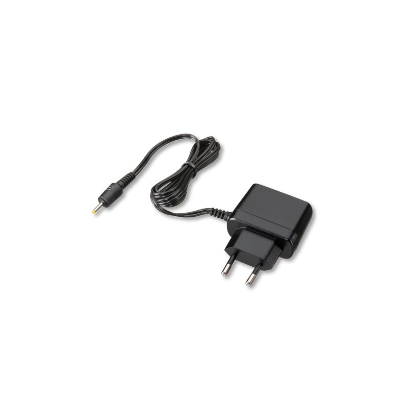 Schwarzes Netzteil mit Kabel und Stecker. Das Netzteil hat einen rechteckigen Korpus und zwei Metallstifte.