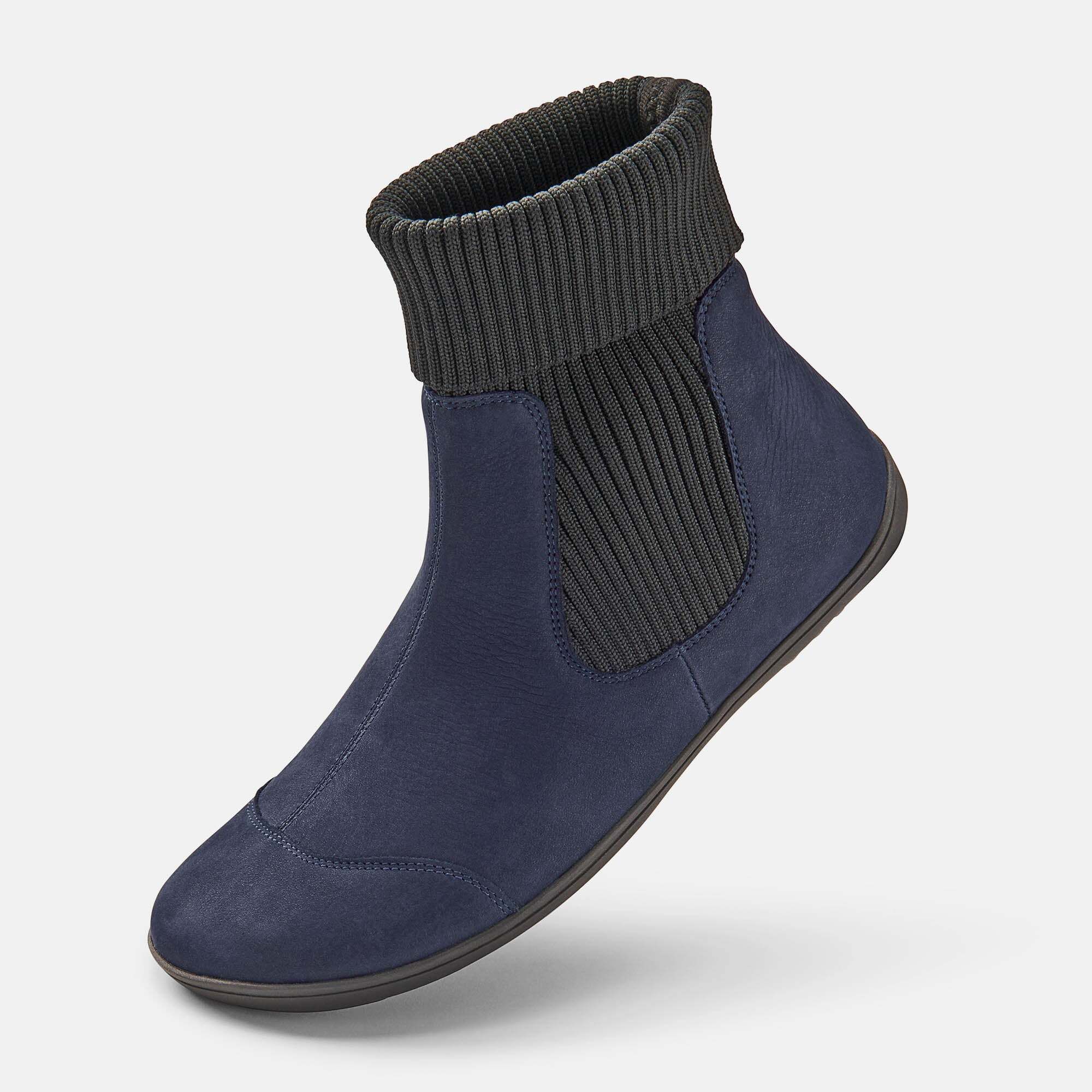Dunkelblaue Stiefel mit Strickbündchen, von der Seite und von hinten gezeigt.